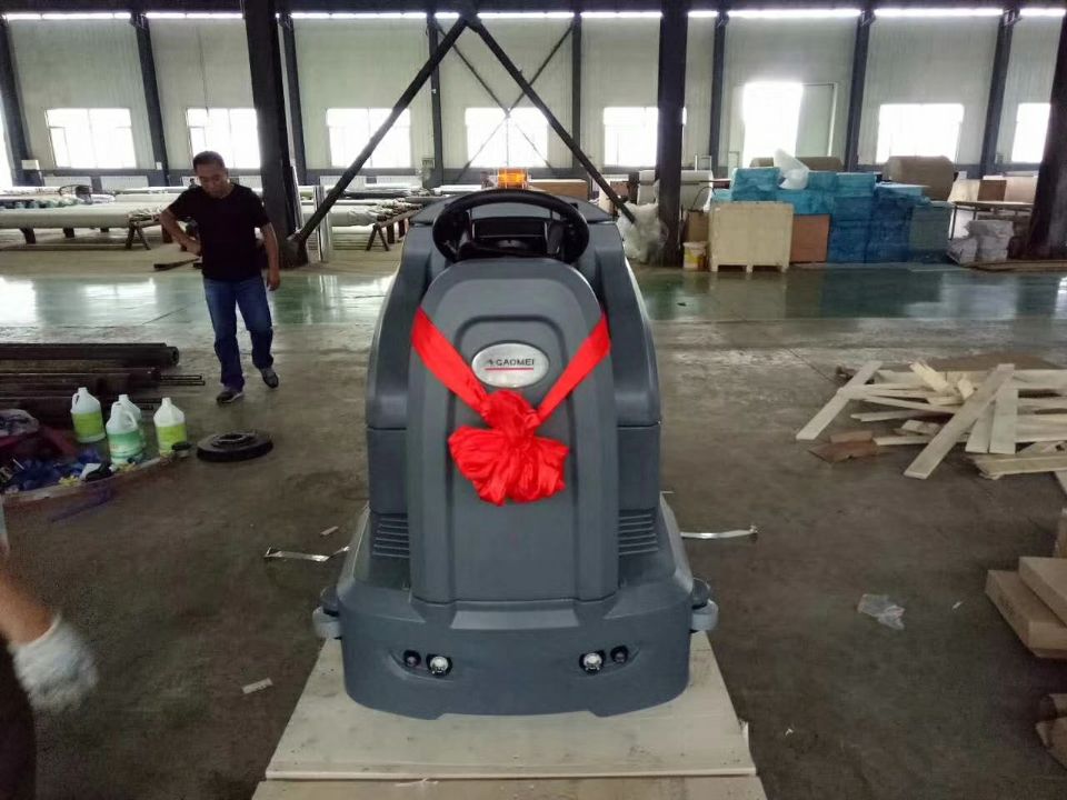 生產(chǎn)車(chē)間如何選擇駕駛式洗地機(jī)廠家？