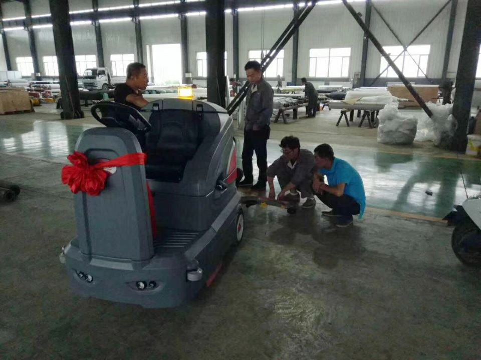 駕駛式洗地機(jī)引領(lǐng)行業(yè)前行，創(chuàng)造現(xiàn)代社會(huì)的創(chuàng)建文明