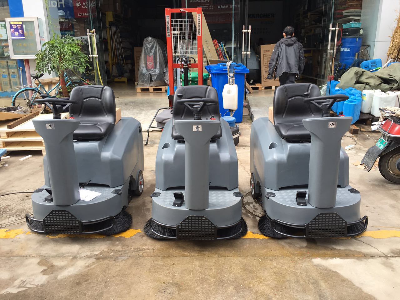 高美掃地機(jī)清掃工廠車(chē)間地面上的面粉、木屑干凈的簡(jiǎn)直沒(méi)話說(shuō)