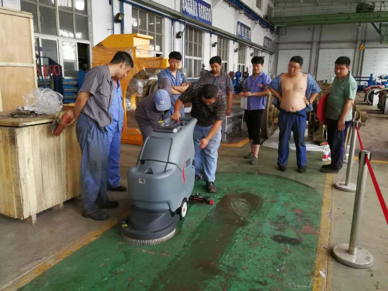 酒店使用電動(dòng)洗地機(jī)清潔油污能清洗干凈嗎？